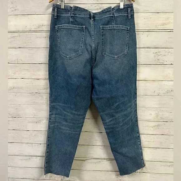 Hollister Curvy Ultra High-Rise Mom Jeans - Picture 2 of 5